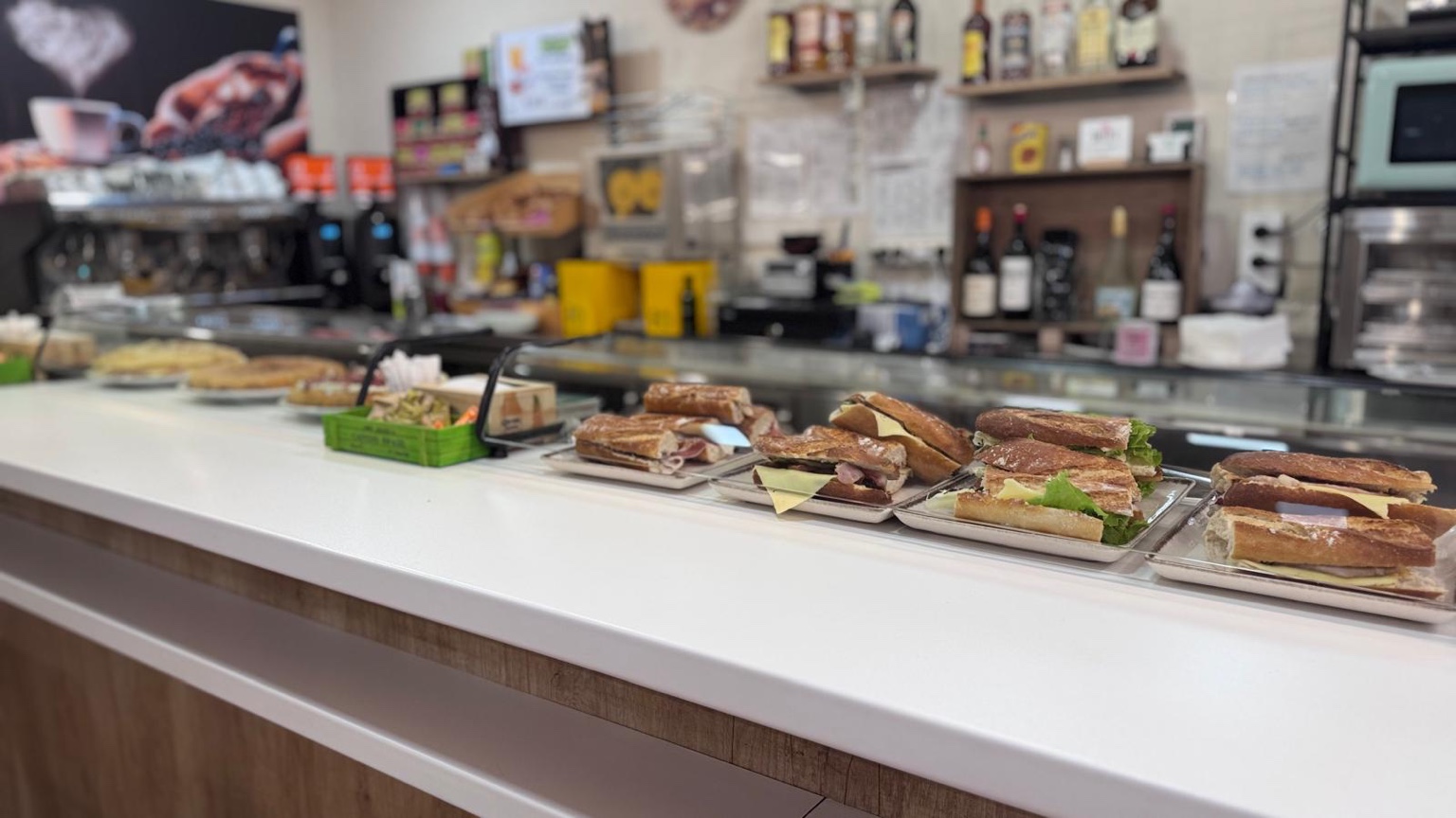 Pinchos y bocadillos en nuestra barra