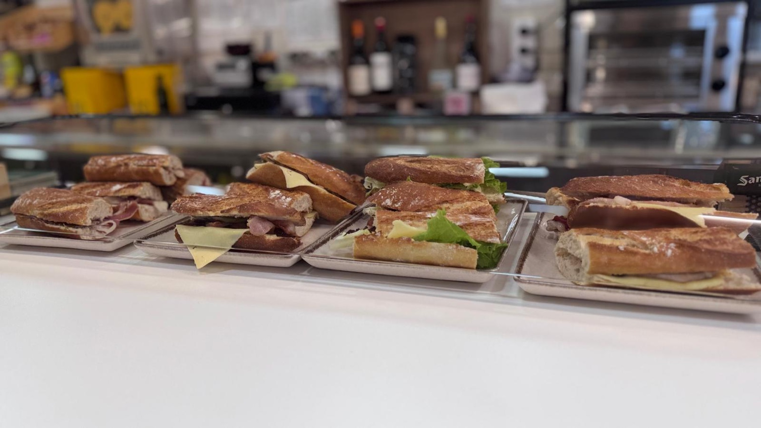 Variedad de bocadillos preparados en la barra