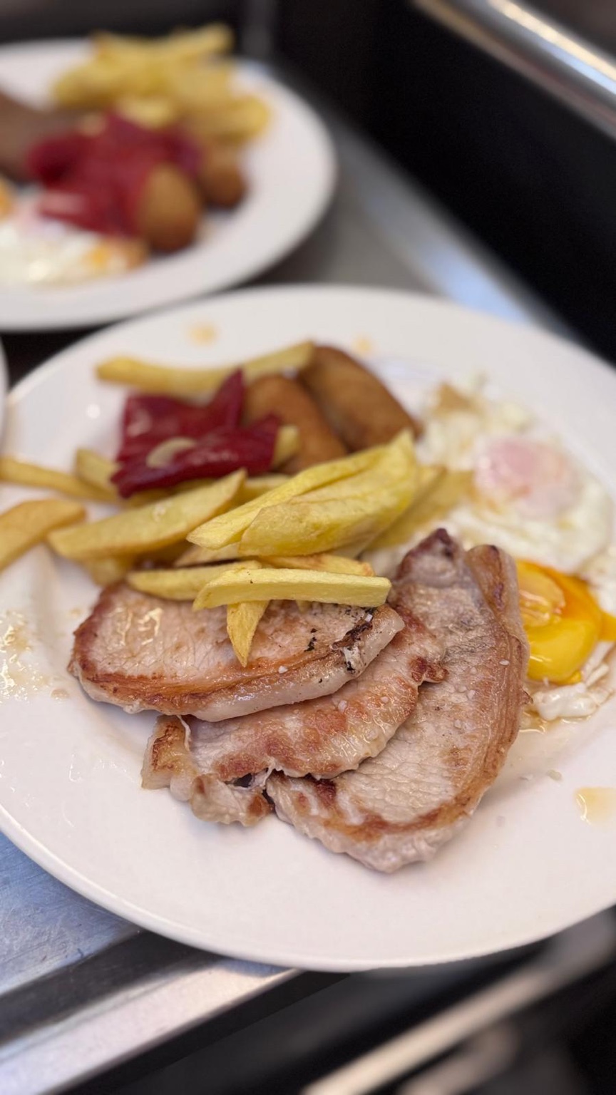Ejemplo de plato combinado de carne con patatas y huevos fritos