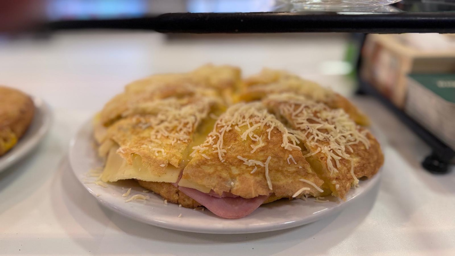 Tortilla rellena en la barra